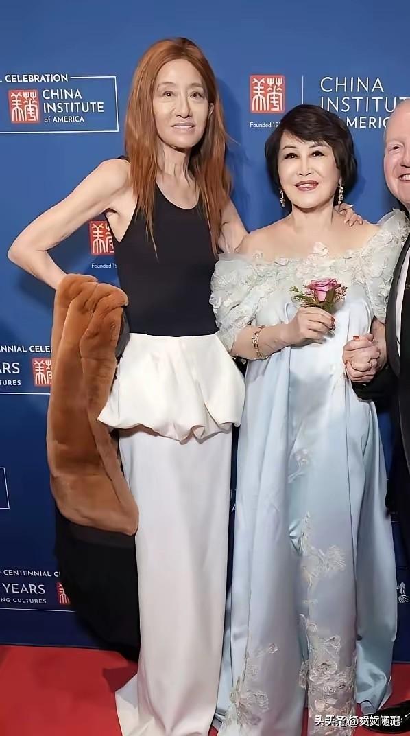 78岁靳羽西和76岁王薇薇同框，才懂女人老了还是“脸上有肉”更金贵

大家发现没