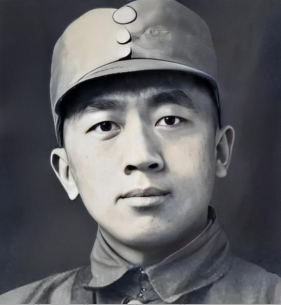 1942年，一名伪军师长派人送给粟裕一把伞，粟裕疑惑地打开伞一看，里面竟藏了一张