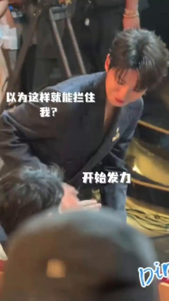 原来好兄弟之间真的不存在社交安全距离。
六月十四日，微博电影之夜被王俊凯和董子健