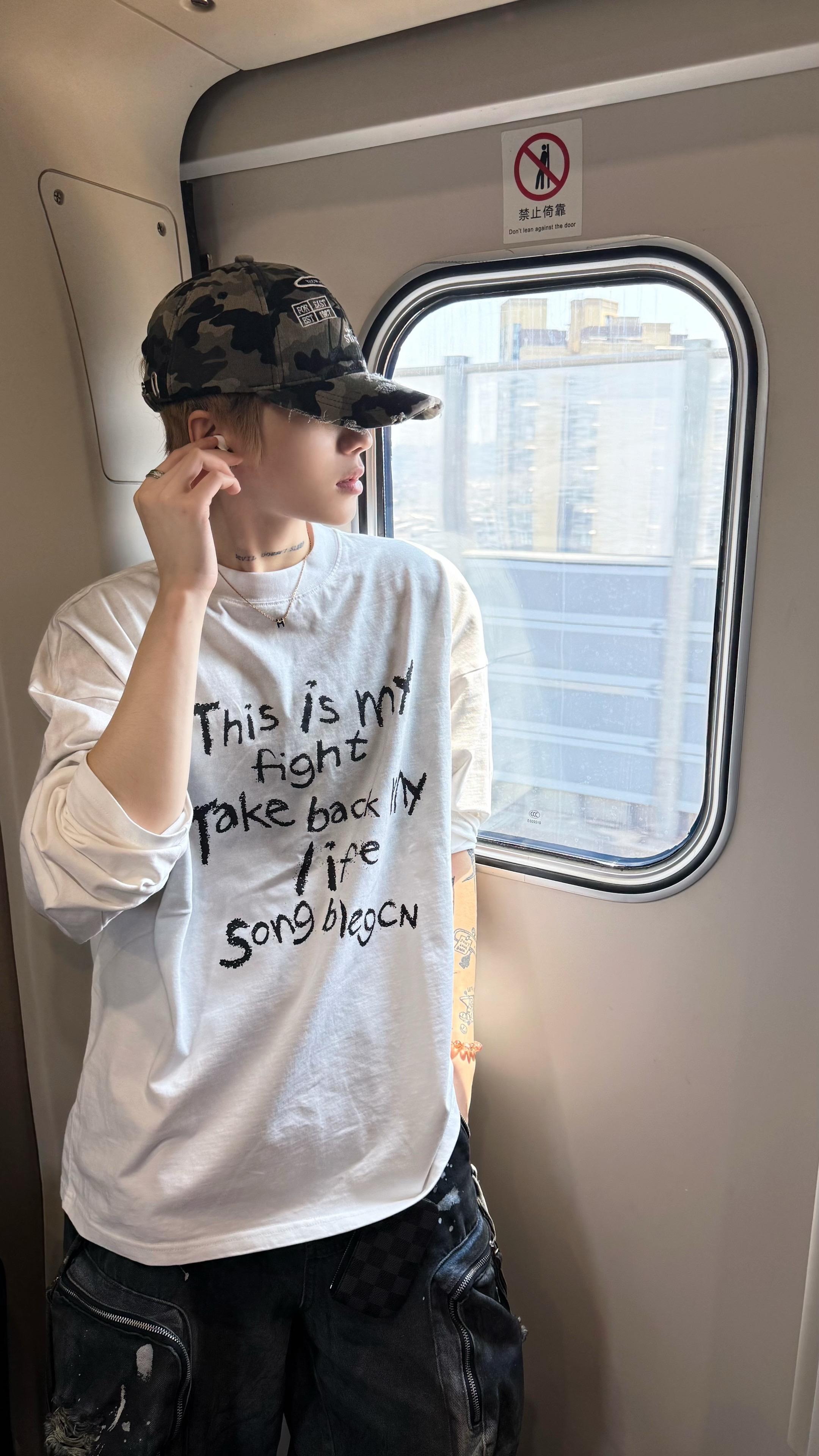 你说都是女生亲一口怎么了 好吧 你是侄女我也认了