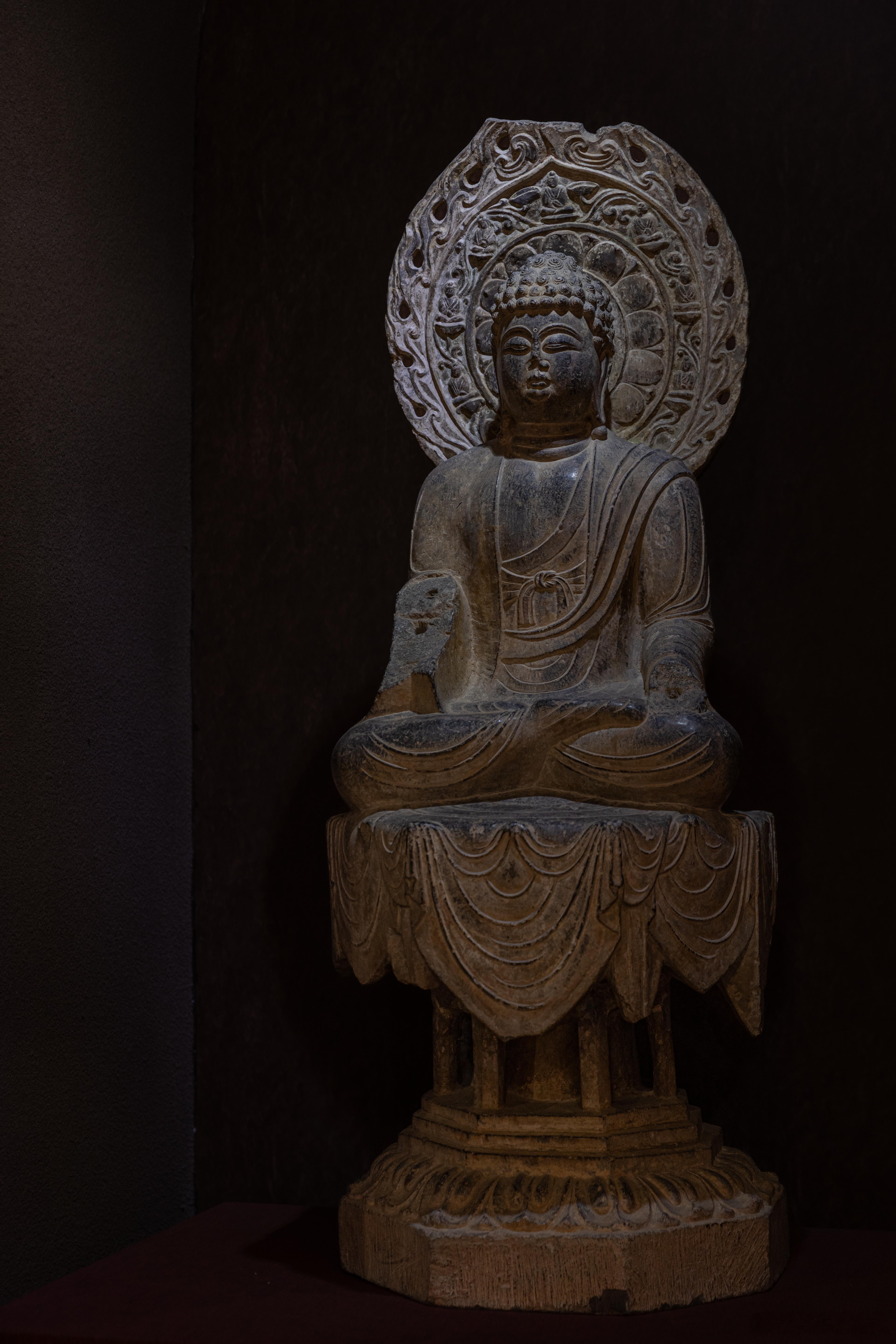 佛坐像唐代采集于风陵渡镇东章村芮城县博物馆藏这种体量规格的唐代石佛芮城出了不少，