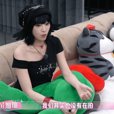 黄灿灿妈妈探班被剧组赶走 真的看不得家人受委屈，灿灿低谷五年不让妈妈来，好一点了