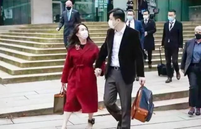 孟晚舟有过四次婚姻并生有四个孩子。第四个孩子是他现任丈夫所生。他看着现在的丈夫，
