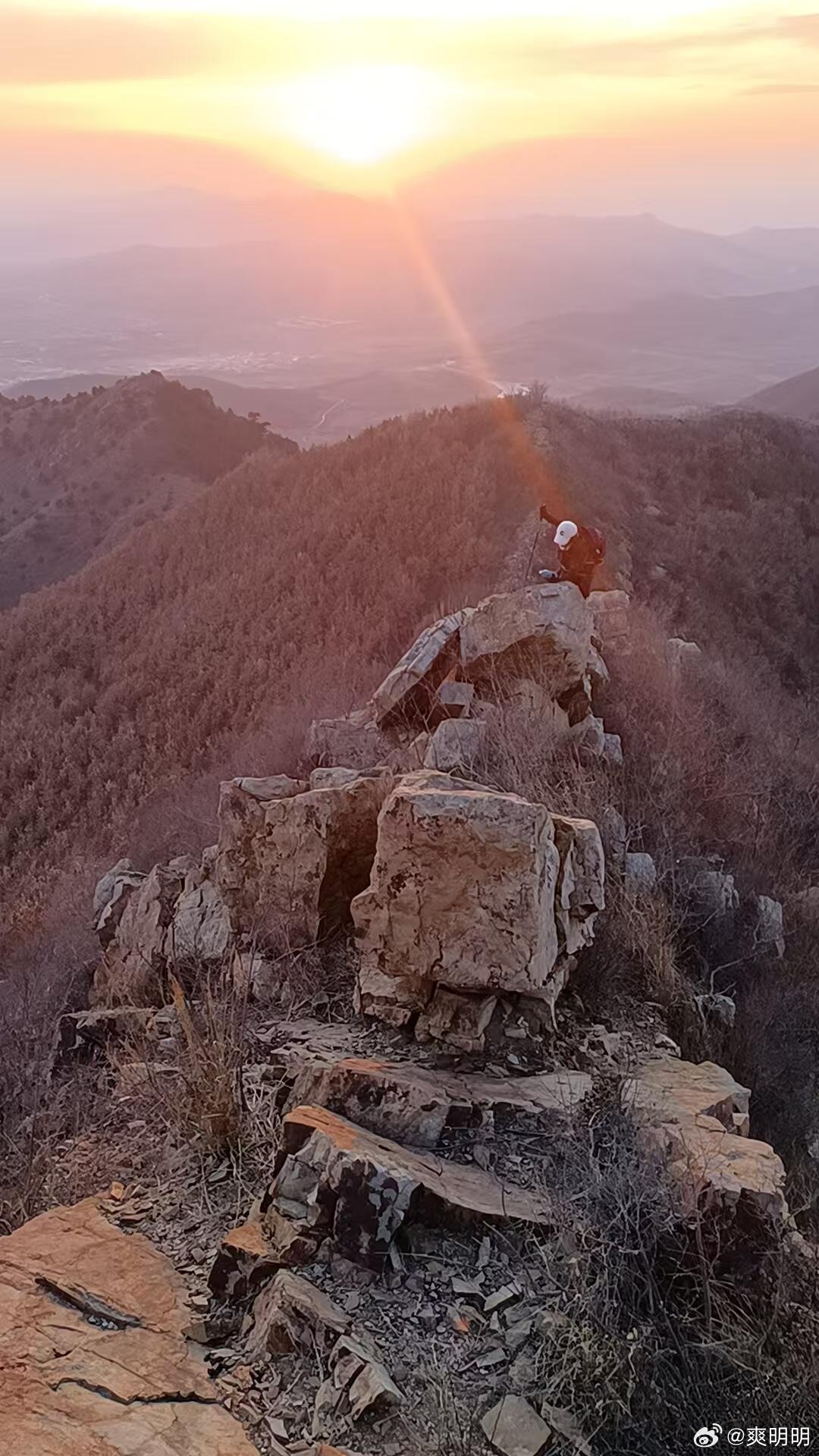 经典回眸0008长城脊线上，我与落日的温柔偶遇落日熔金的时分，独行在山野长城的脊