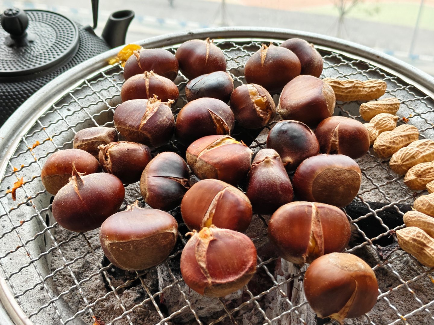 今天不煮茶，烤点板栗、花生，嘎嘎香[偷笑] 