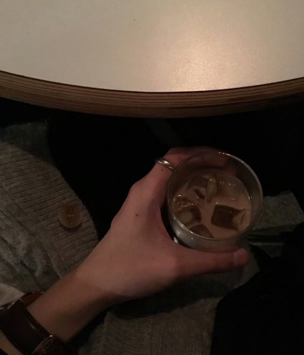 有人喝了酒 眼里全是温柔和浪漫也有人喝了酒 满眼都是泪水和辛酸一定要快乐 祝你也
