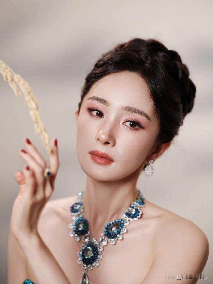 2025微博视界大会，杨幂 杨幂身穿黎巴嫩高定品牌 Tony Ward 2025