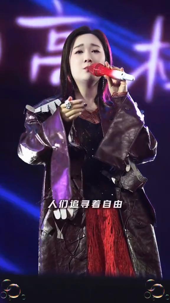 睁大了眼眸，看不懂太多的理由。人们追寻着自由，却住进拥挤的高楼。走进这人流，理解