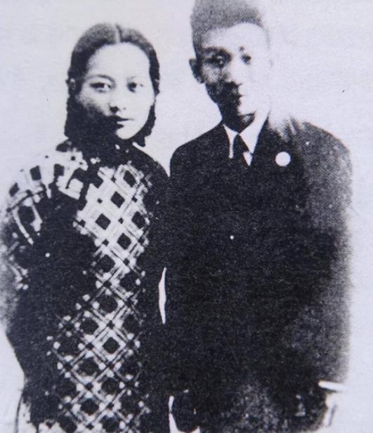 1919年，23岁的郁达夫来到花楼，想要发泄一晚。她对老鸨说：“给我找一个年纪大
