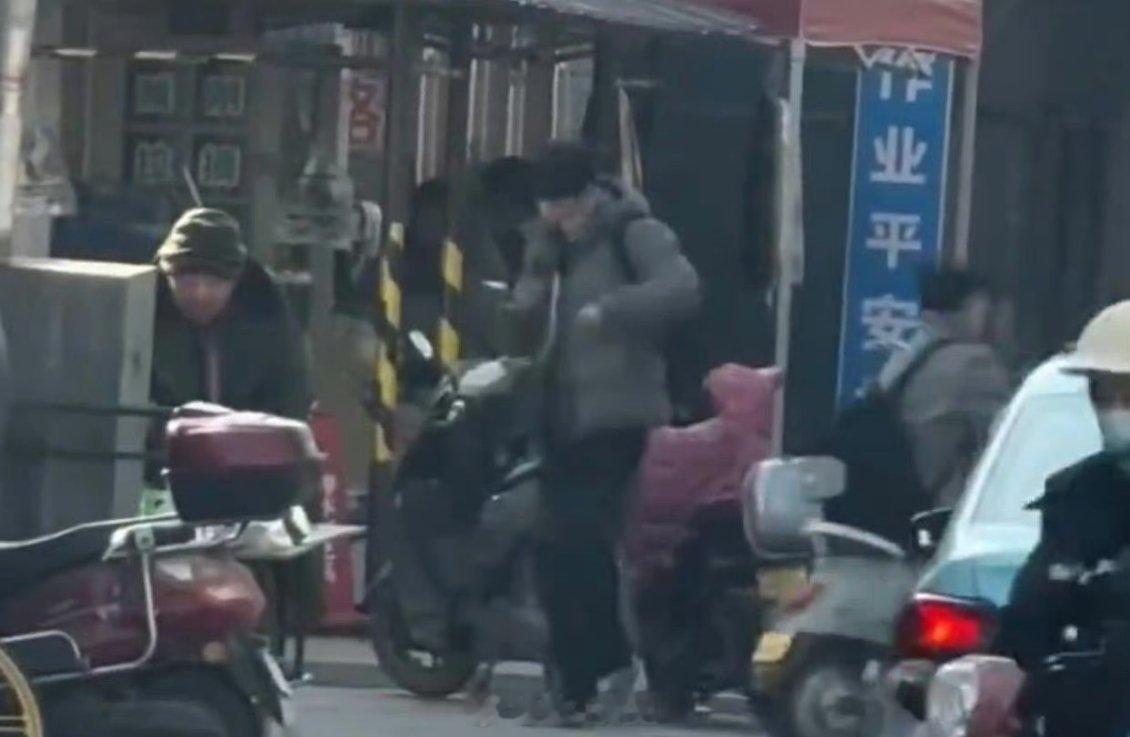 肖战《小城良方》第一个外景路透来了 好接地气啊 