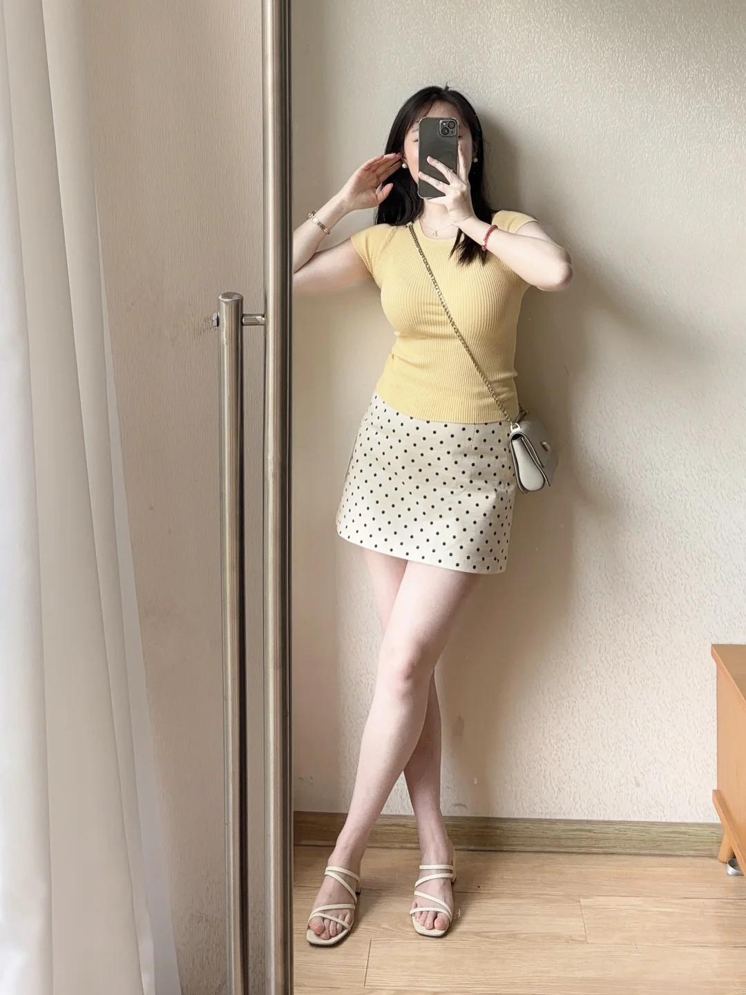 #夏日生活打卡季#🌼微胖女孩的夏日清新秘籍！淡黄T+白波点裙，甜而不腻🍰
夏