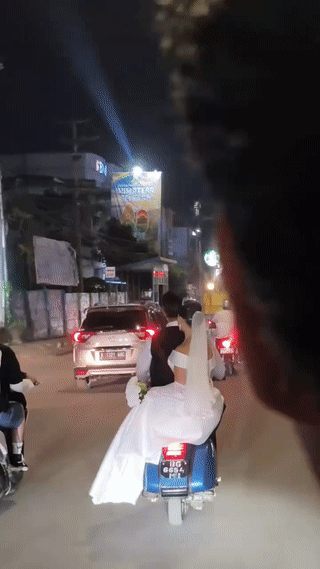 新郎骑着一辆电动车就把新娘娶回家了？
像这么简单的婚礼真是让罕见了。