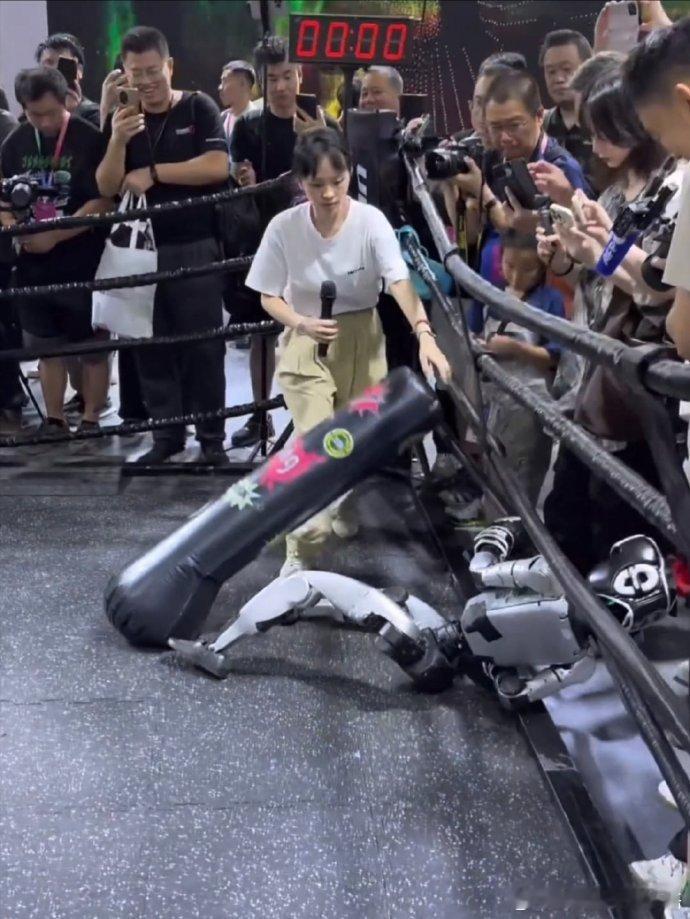 当你担心机器人会抢人类饭碗时虽然视频里看着都很好笑，但其实总体来说，机器人暂时还