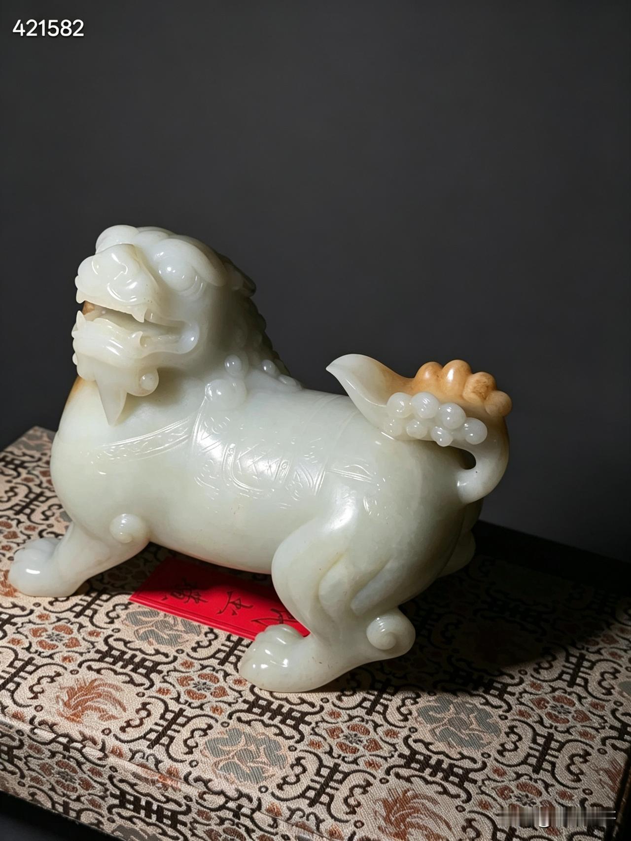唐代和田白玉麒麟。
 
玉质温润白净，局部糖色自然，瑞兽昂首前视，体态矫健，鳞甲