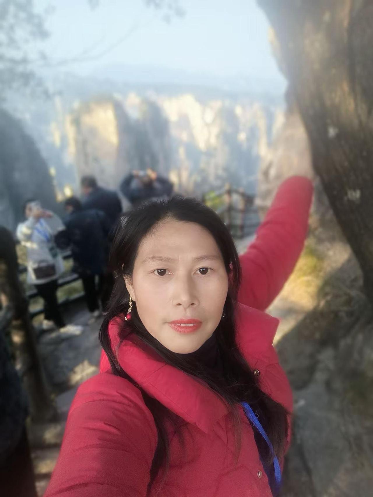 无意中发现百元大钞的尾数是我们四姊妹的出生年份，不知不觉又老了一岁，祝自己生日快