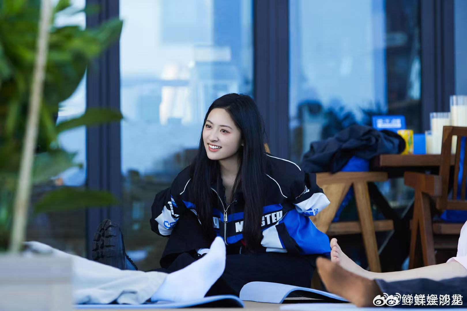 沈月起身这一下好飒 亲爱的客栈 沈月真的又飒又萌！背手夹棍子轻松0帧起身，一身机