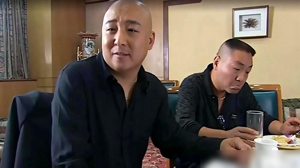 还在分析宋老虎的眼神？我告诉你，你连牌桌都没摸到。
那不是演技，是扑出屏幕的饥