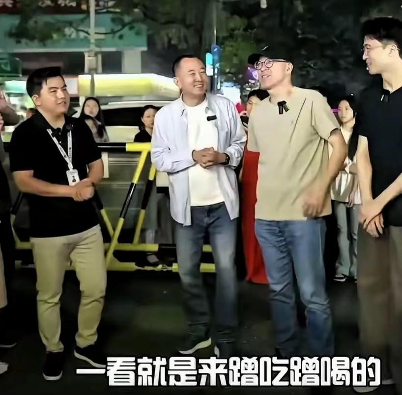 陈行甲一边搓手一边陪着笑的样子让人心疼，哪怕老板俞敏洪当着旁人的面儿调侃他“蹭吃