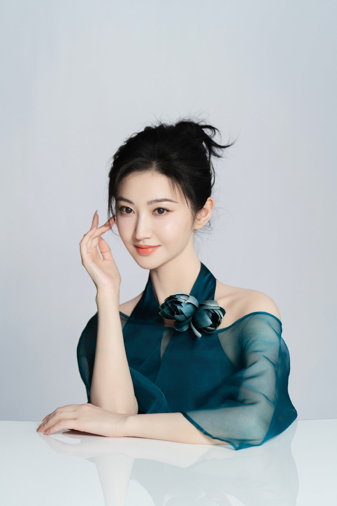 景甜身着青碧国风长裙，演绎古典雅致韵味 ​​​