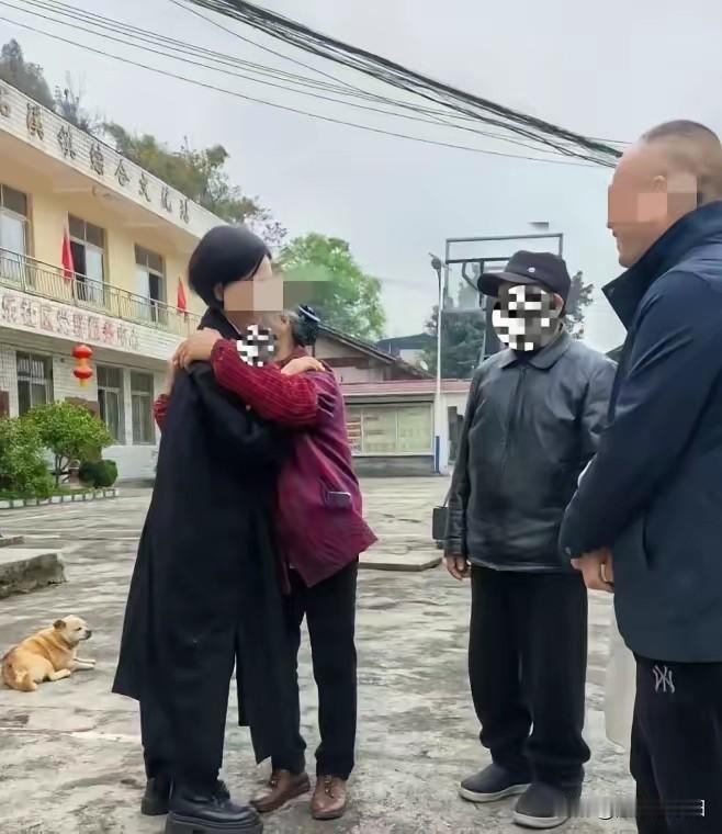 小女孩手脱臼，妈妈带她去看医生，结果，医生竟趁小女孩不备，直接把小女孩的手掰扯了