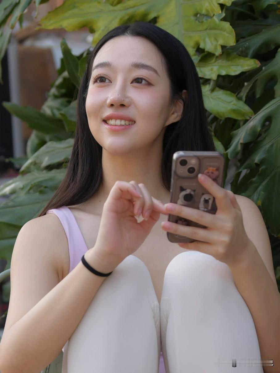 换上软乎乎的浅粉运动背心，配奶白leggings，出门被风裹着走的感觉也太舒服了