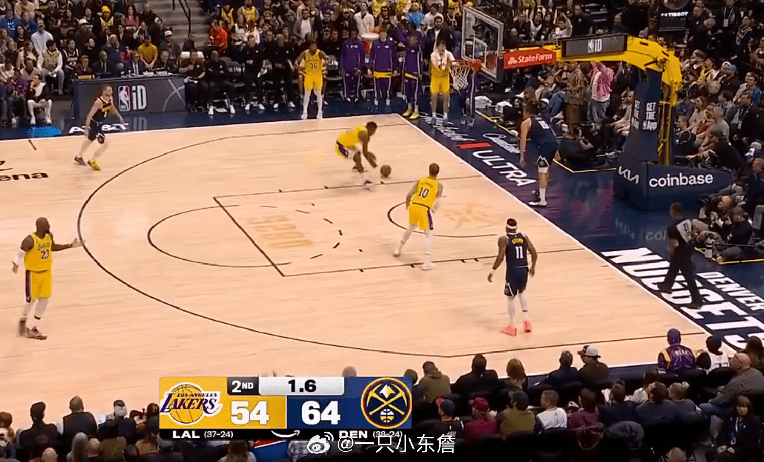 本场裁判马洛伊赛后接受采访回应本场的争议吹罚。记者提问：第二节末段，掘金在一次界