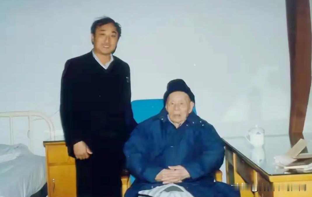 这是罗章龙晚年坐在轮椅上的一张照片。1920年，他参与创建北京共产主义小组，是中