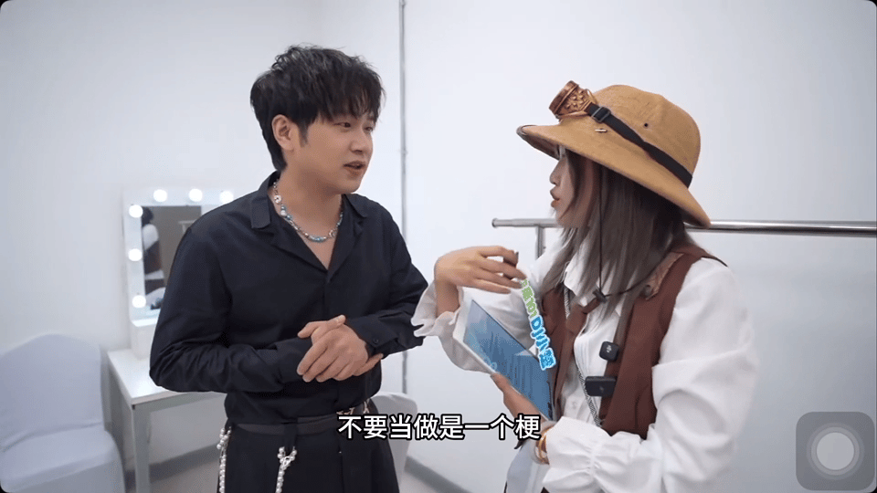 余佳运说不要把演出事故当梗 破防了！余佳运坦言摔倒后「很疼很慌但必须撑住」，不希