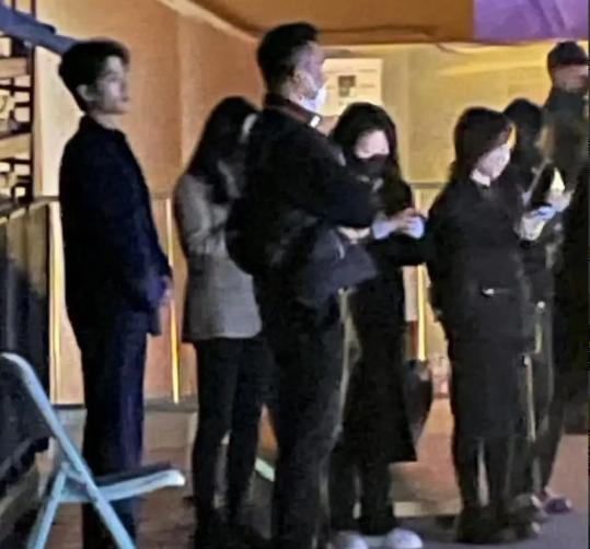 昨晚微博之夜后台，一位现场执行人员摇头感叹：“见过刚的，没见过这么刚的——肖战宁