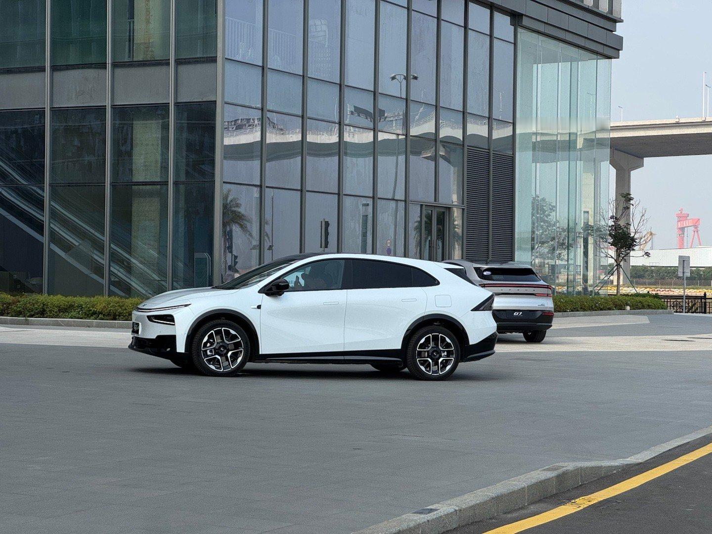 休假带娃来看看深中通道，结果误入小鹏新车动态试驾现场。手里拿着Osmo 360，