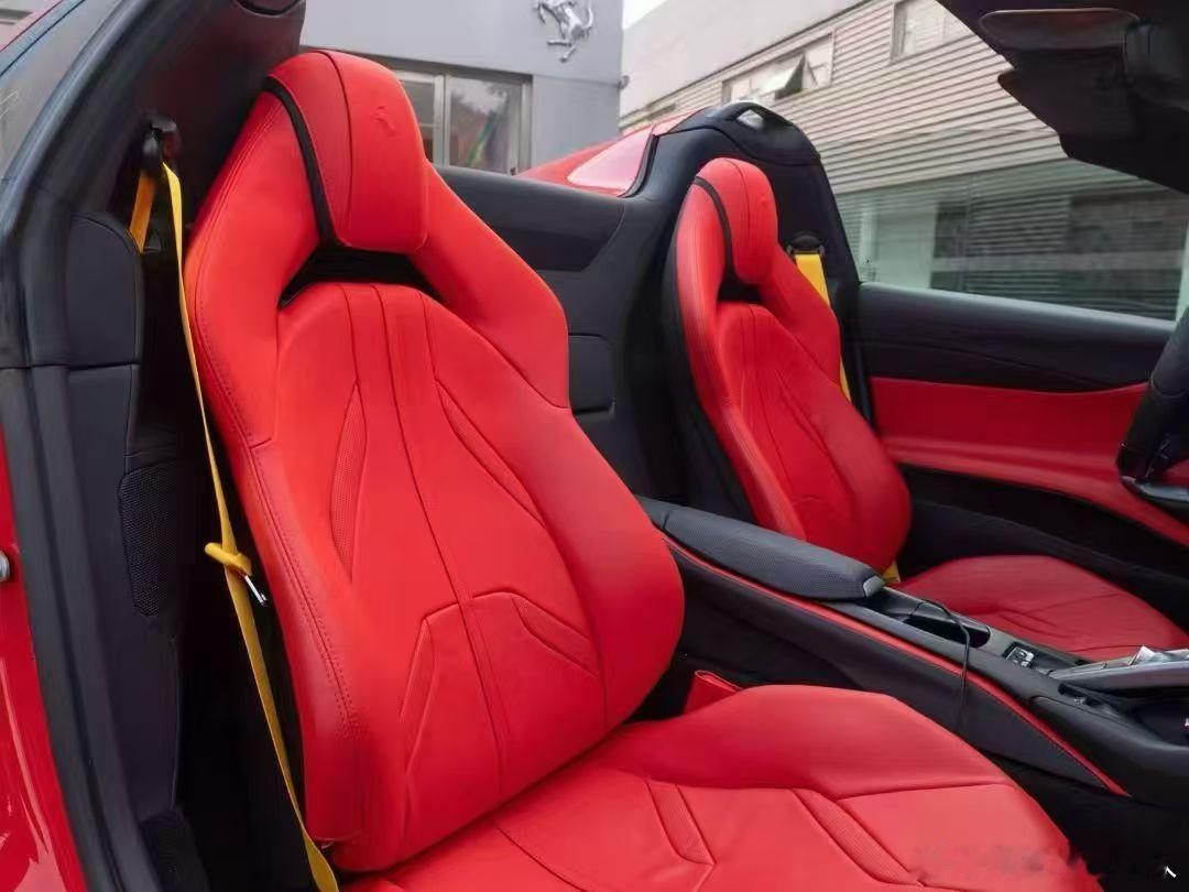 法拉利812 gts 作为812 Superfast的敞篷版本。该车搭载6.5升