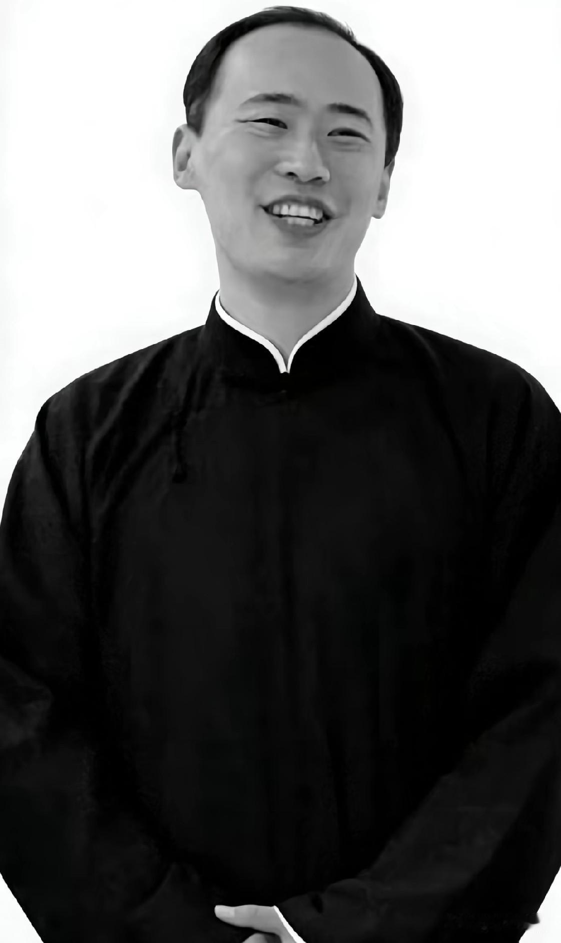 相声演员李晓龙去世。

好友搭档追忆，他还不到四十岁，太可惜了。“同台说相声的搭