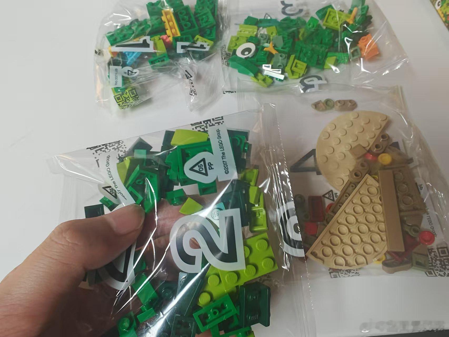 我在群里发了些乐高的玩具零件，得到的回复：怎么这么绿股民的思维。。。。大家不说我