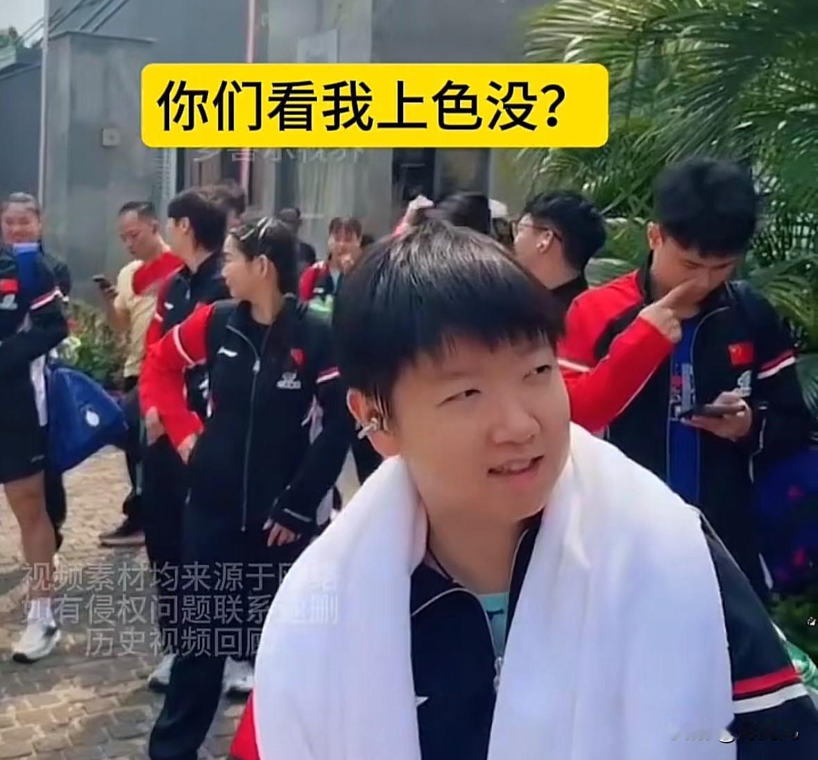 印度亚锦赛队员们下训路边等大巴，

莎莎姐笑得命很苦的样子
曼昱在场馆里头顶冰袋