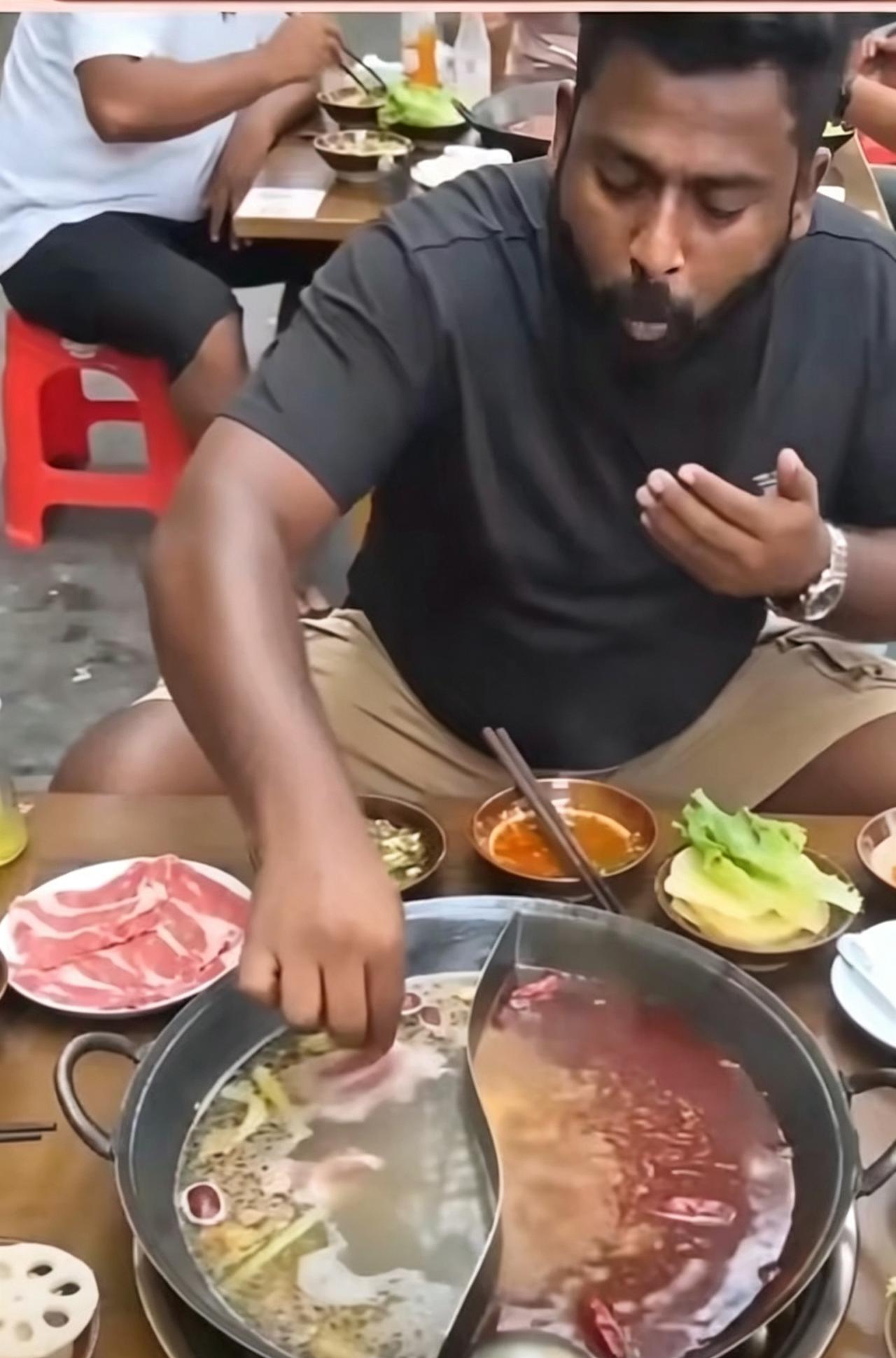 可爱的印度人吃火锅竟然是这样，可见，这已经不是手了，绝对的鹰爪功，吃了这么多年火