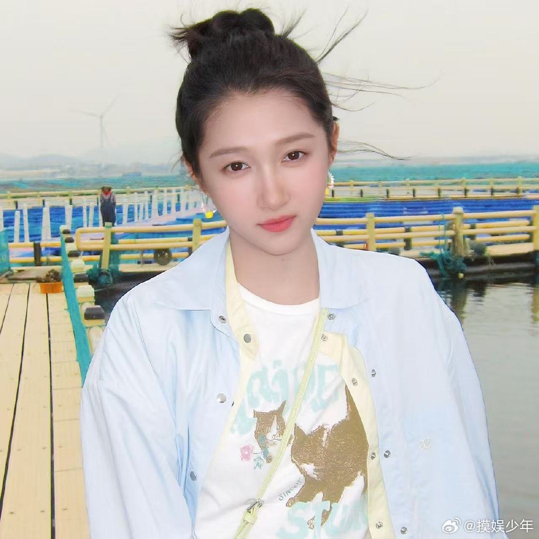 关晓彤眼泪向下你向上她每次被推到风口浪尖，从来不卖惨不矫情。然后该拍戏拍戏该营业