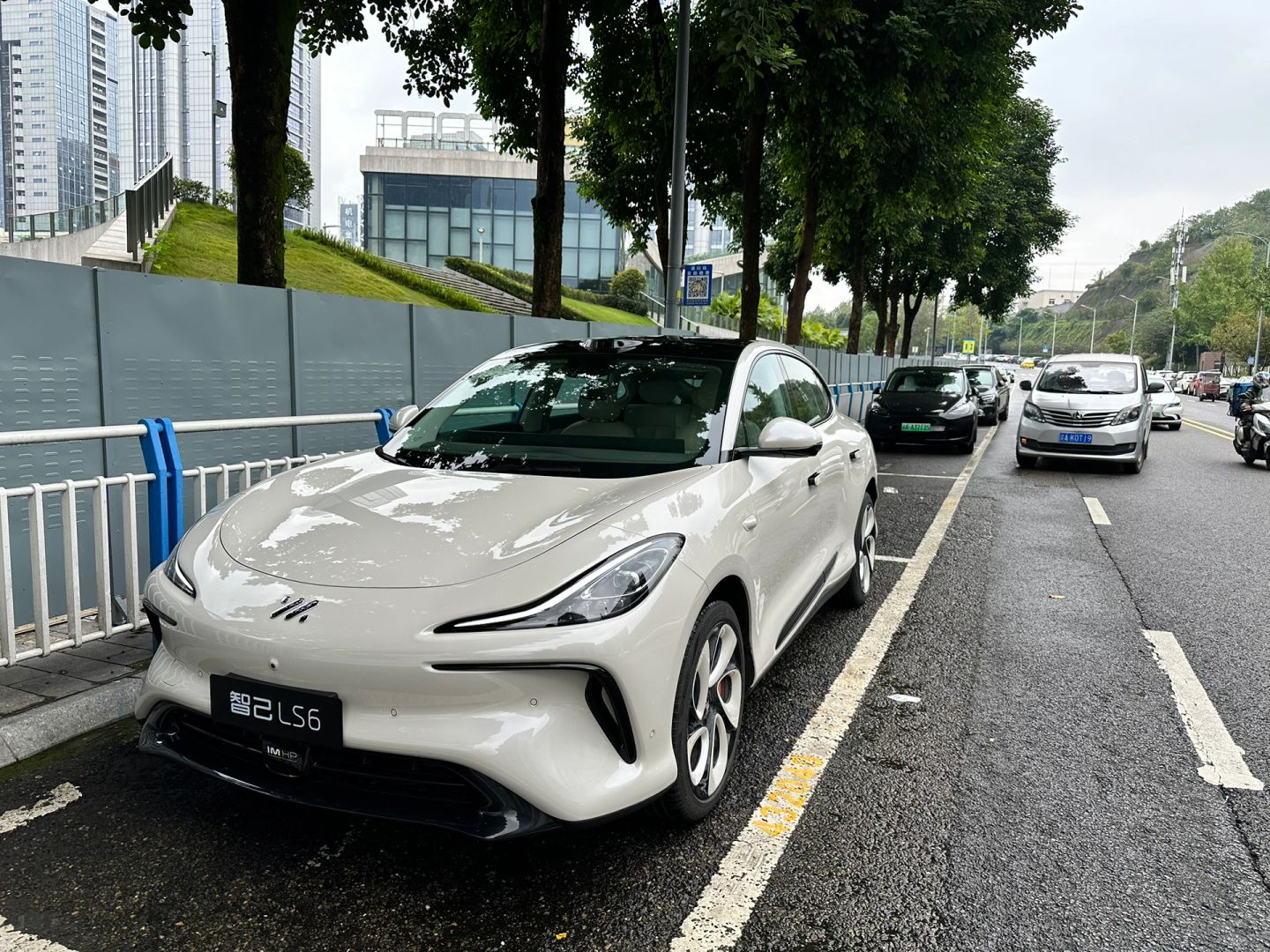 智己LS6和后面的特斯拉Model Y，你会怎么选？