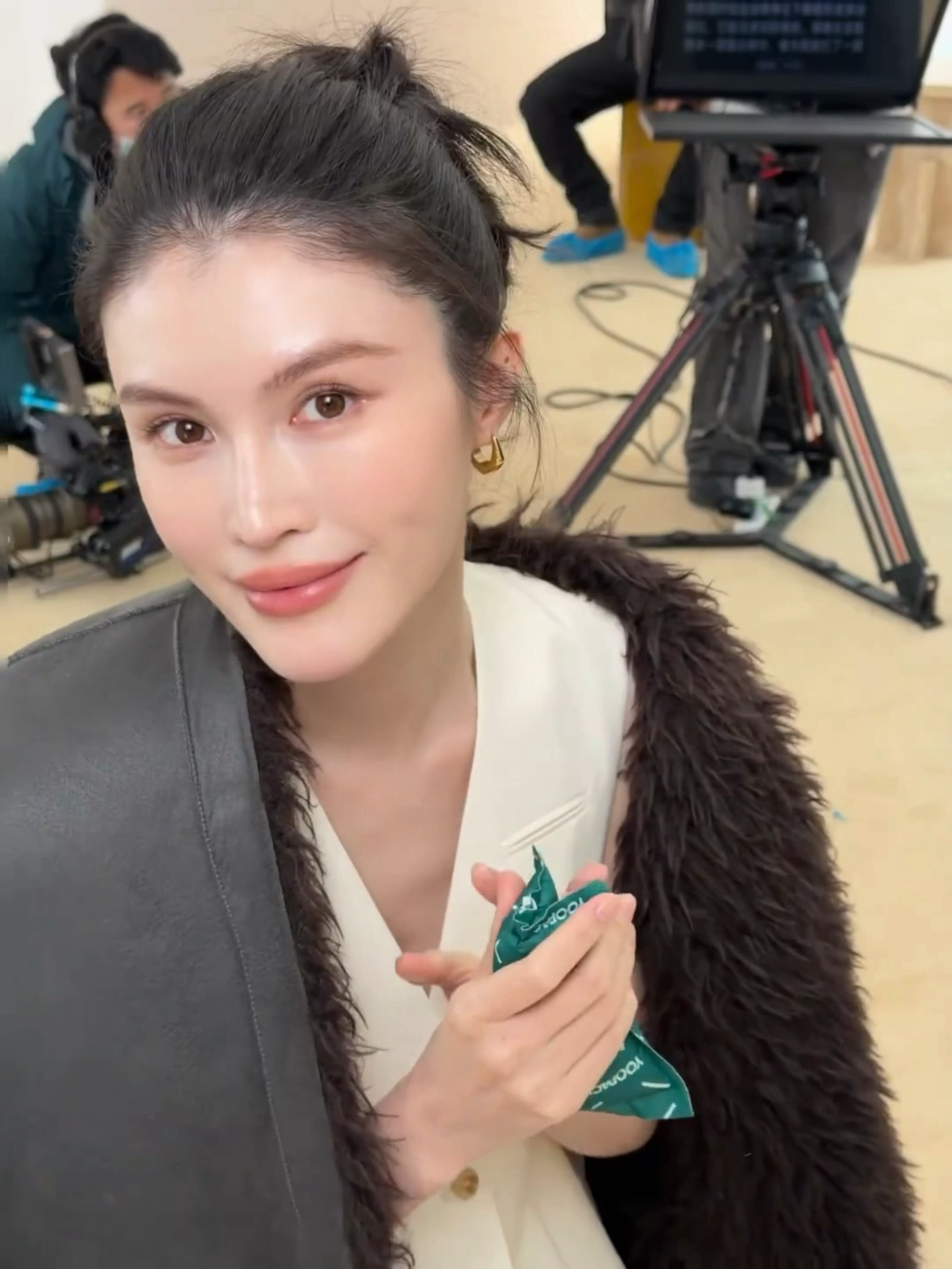 化妆师发的何穗姐这个皮肤好的啊生完宝宝状态还这么好 