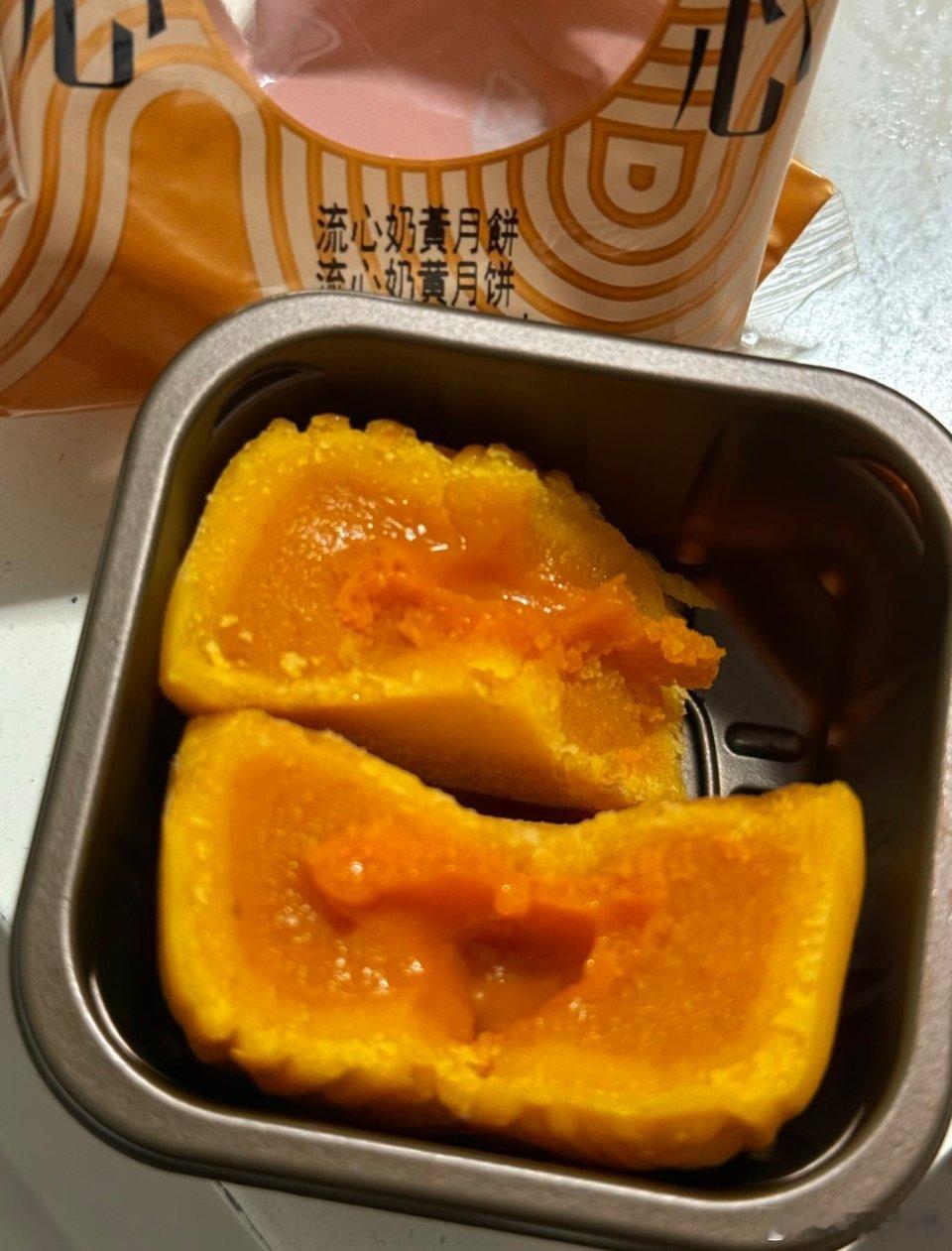 广东的蟑螂月饼不远了绝对不许！！奶黄月饼才是最带派的不过今年怎么找不到奶黄馅的冰