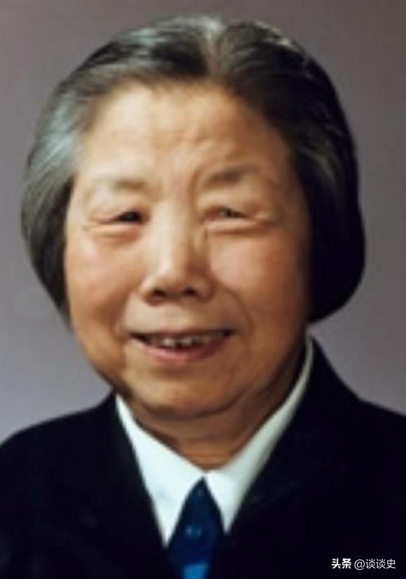 1976年，华国锋依照毛主席生前安排，宣布：增补邓颖超为全国人大副委员长，后续将