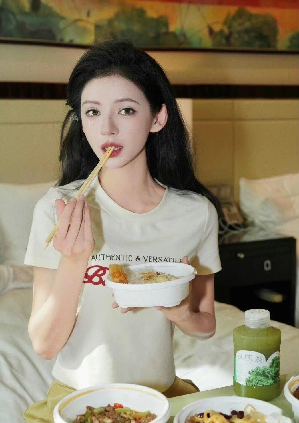 张予曦饭量人菜瘾大合伙人美食诱惑面前张予曦根本扛不住，奈何自身饭量有限，再多喜爱