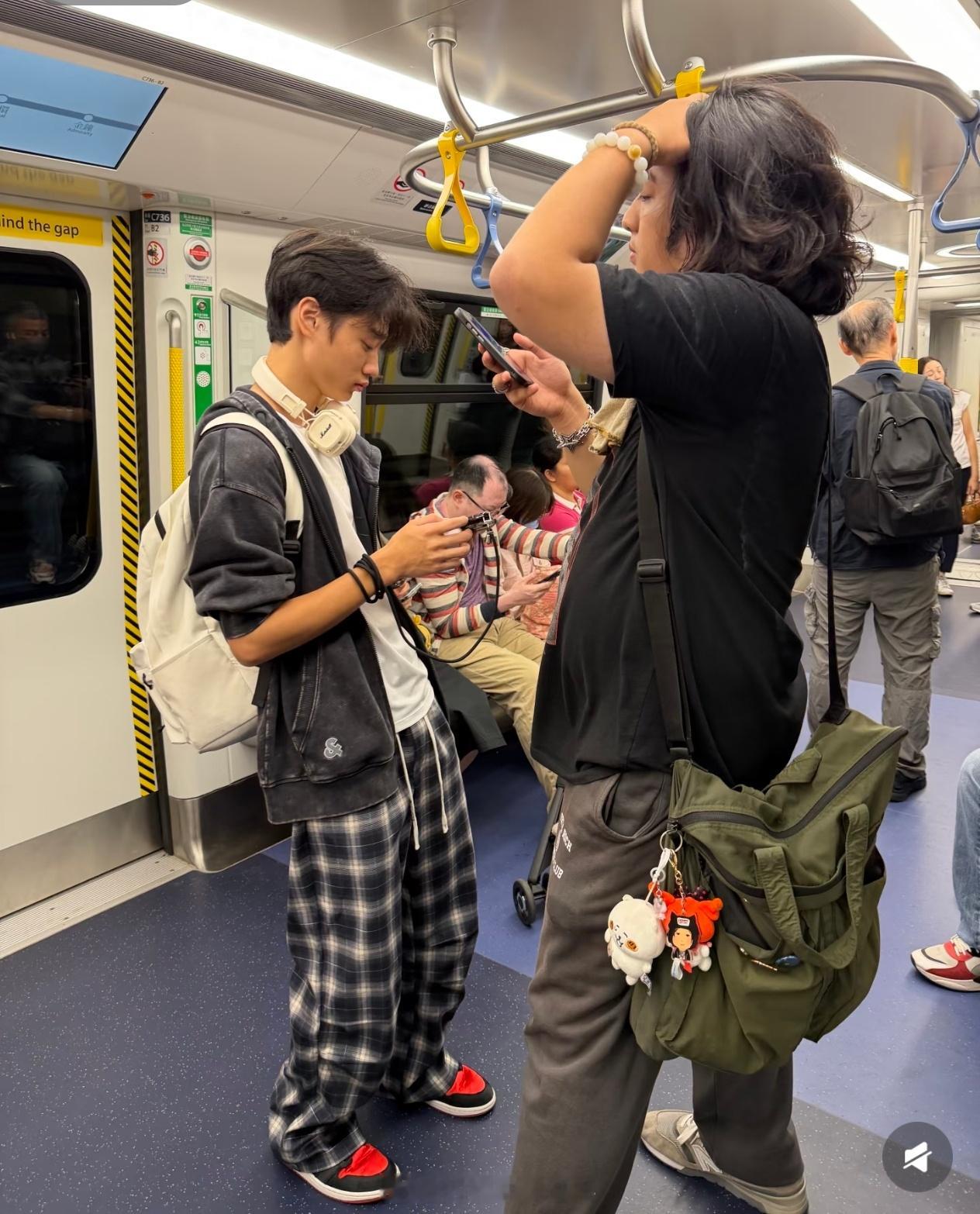 网友地铁偶遇费曼杨阳洋网友坐地铁偶遇费曼杨阳洋 地铁偶遇费曼杨阳洋 ​ ​​​