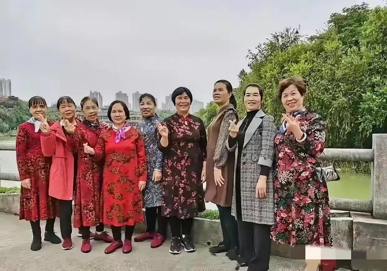 同样是大妈，左图是普通人生活的真实写照。大多数过的就是这样的日子。而右图人的生活