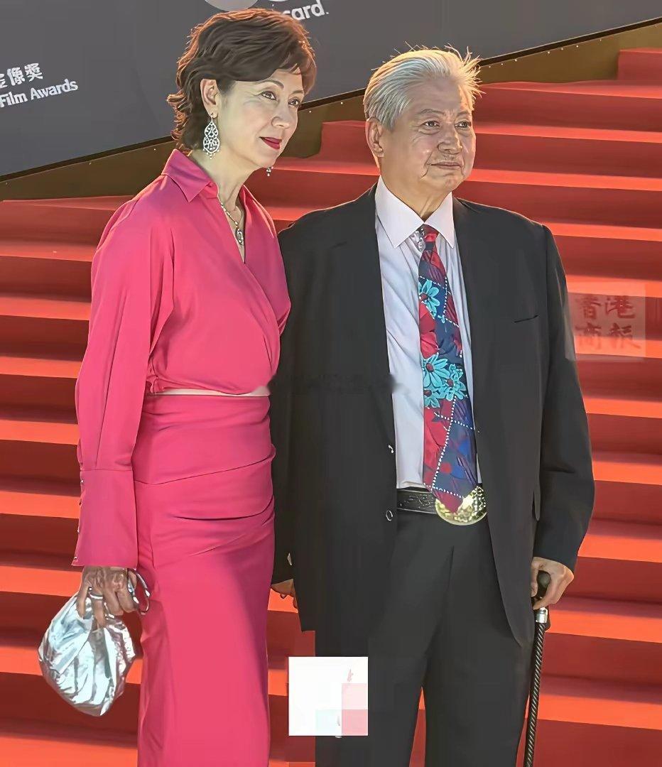 洪金宝携夫人高丽虹现身活动时的一幕，高丽虹是他的第二任妻子也是他的女徒弟。 