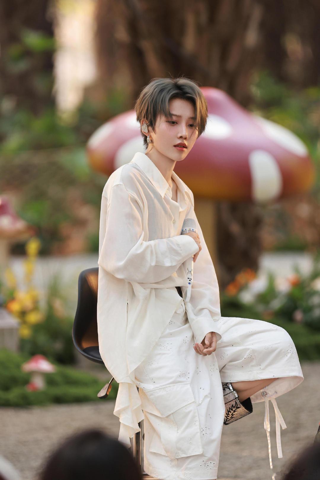 张碧晨给刘雨昕演唱会送花篮看完这个花篮，我单方面宣布张碧晨是内娱最会送礼的女明星