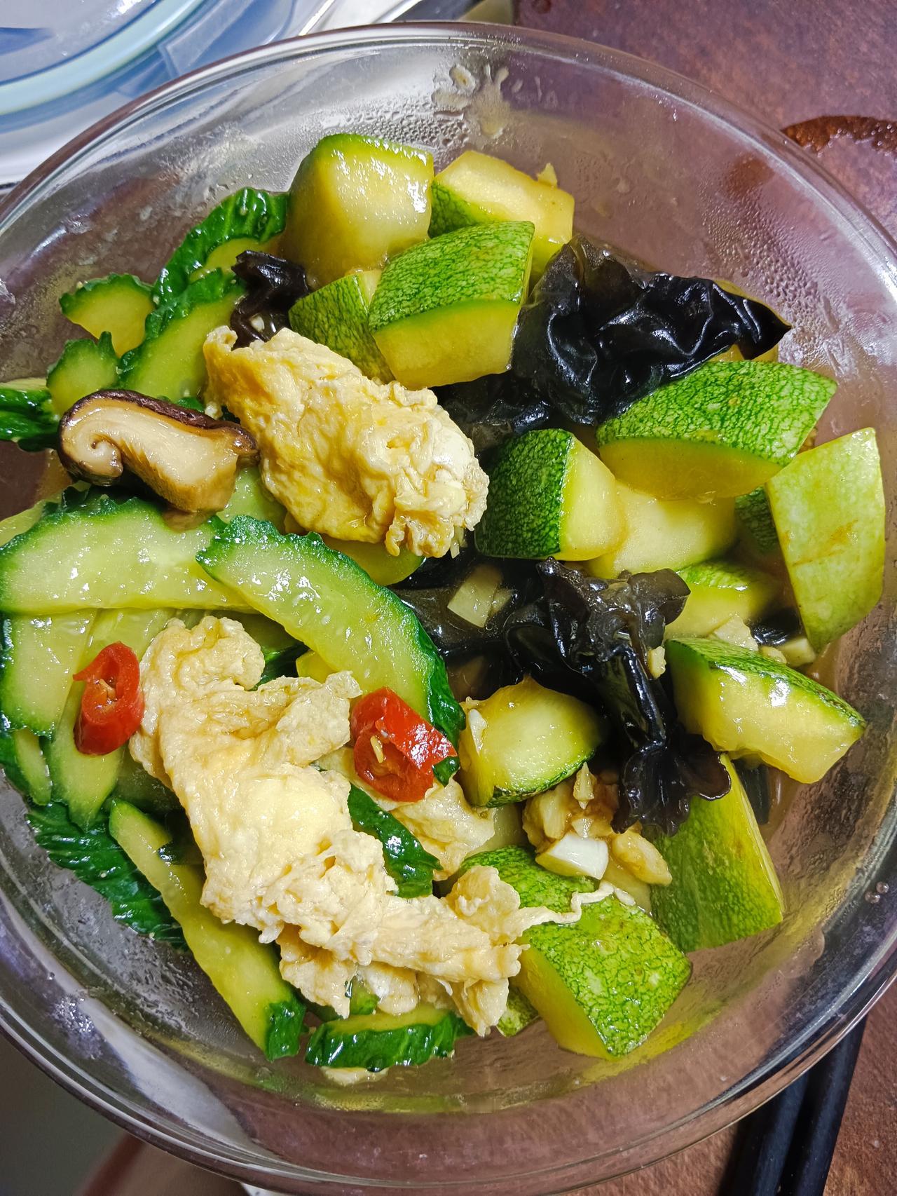 儿媳感冒还未痊愈，无奈工作脱不开身，无法请假休息。

早饭她仅仅喝了些牛奶，吃了