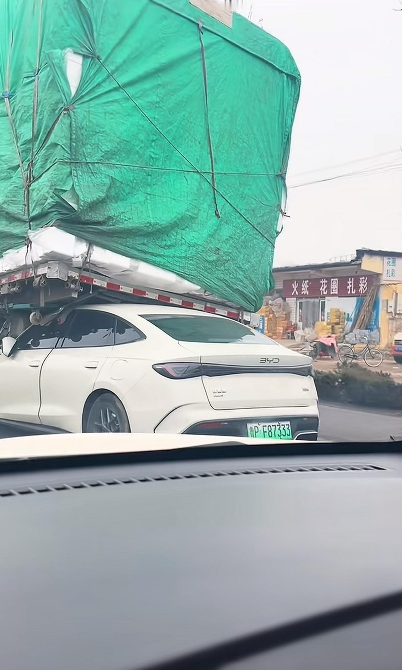 第一次看到小车这样钻货车底的，你说车速不快吧，它把货车顶起来了，你说车速太快吧，