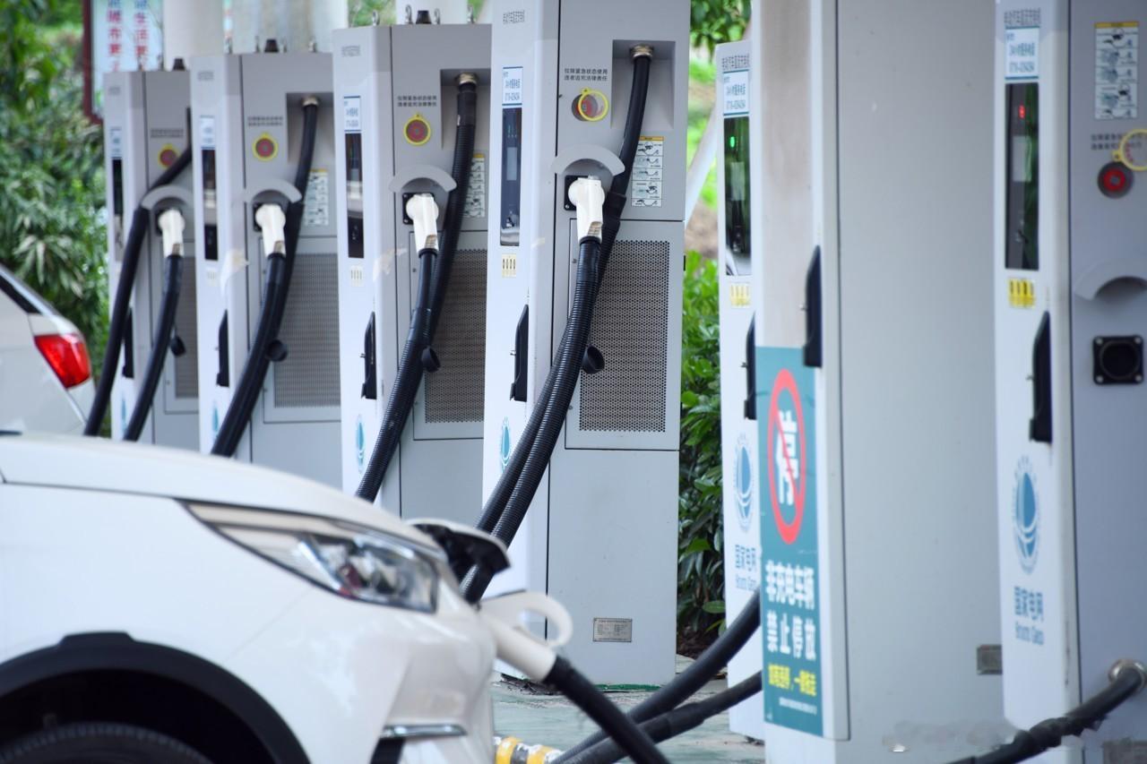 2026年3月全国充电桩总量达2148.1万个2026年3月全国充电桩私人桩增速