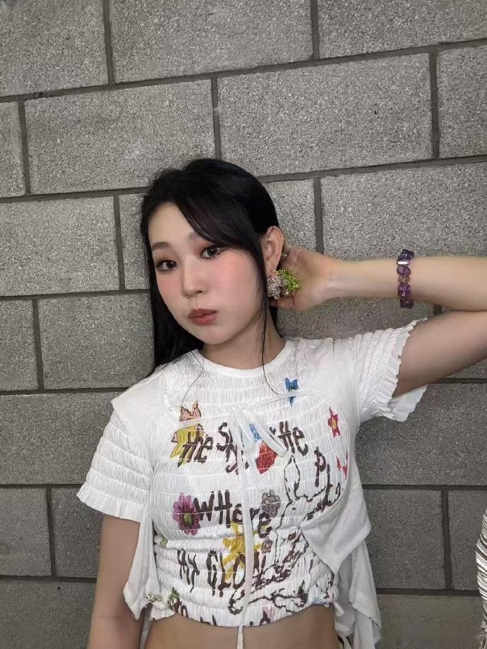 她这才是大女主人生，父母是知名艺术家为了逐梦舞台，父母专门开了公司，所有资源都扶