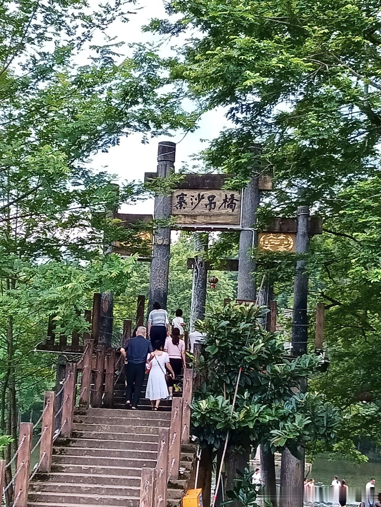 本来专程奔赴梵净山看云海群山，
万万没想到，最后治愈我的，居然是山脚不起眼的寨沙
